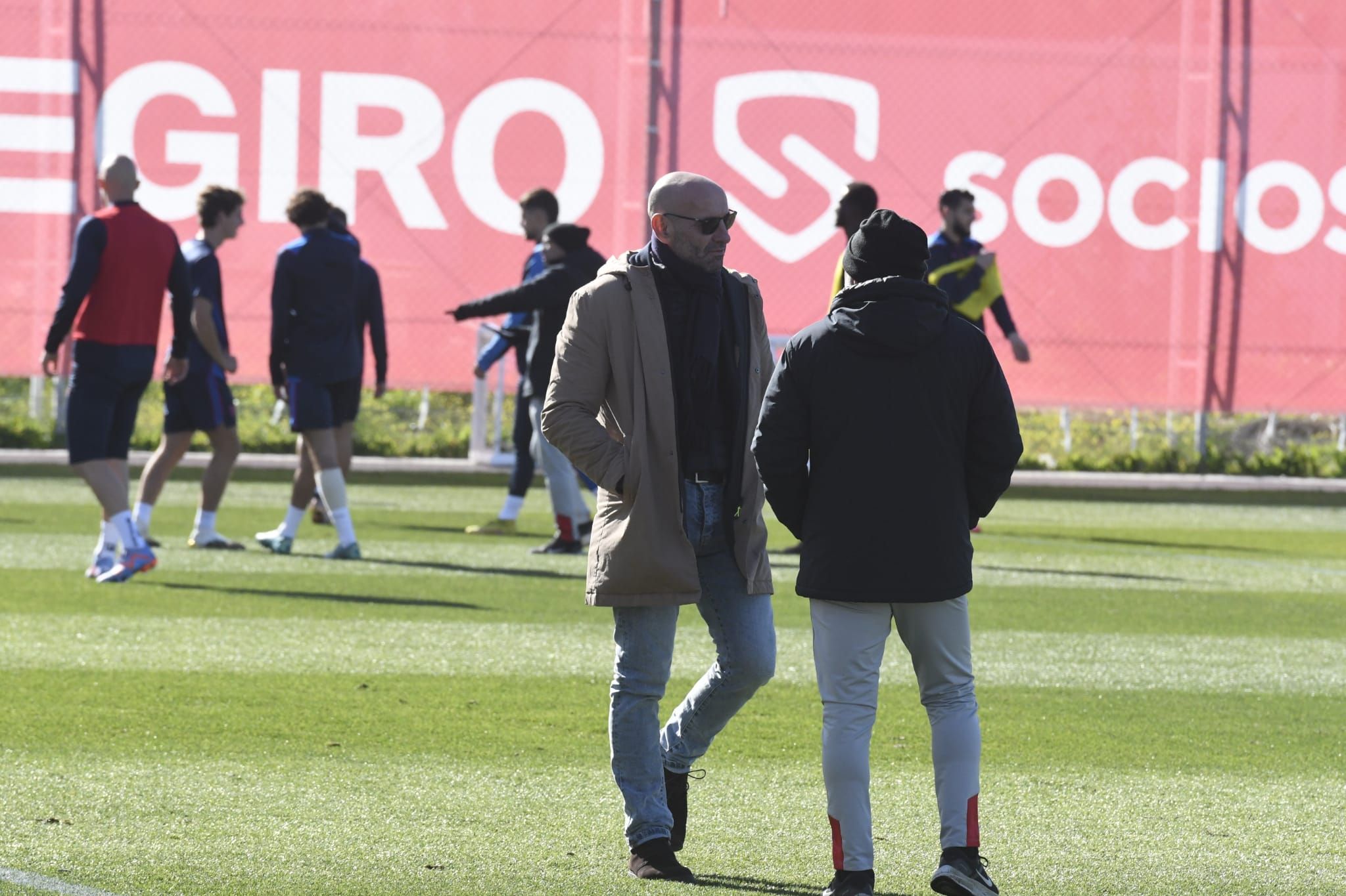  Sampaoli y Monchi, en el entrenamiento de este miércoles.