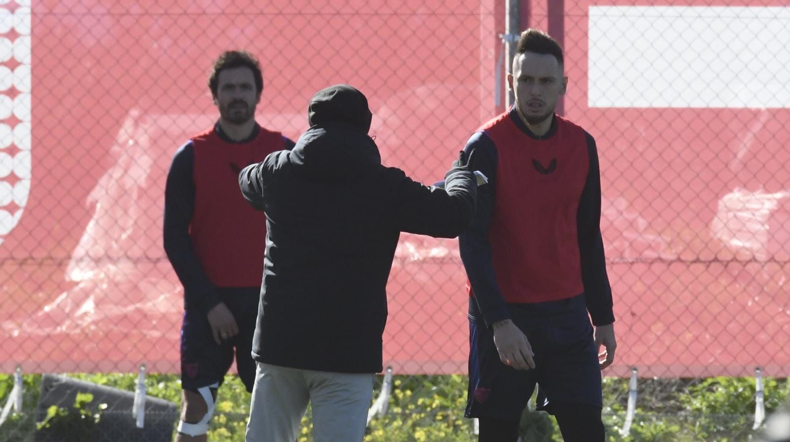  Sampaoli, Ocampos y Delaney, en el entrenamiento de este miércoles.