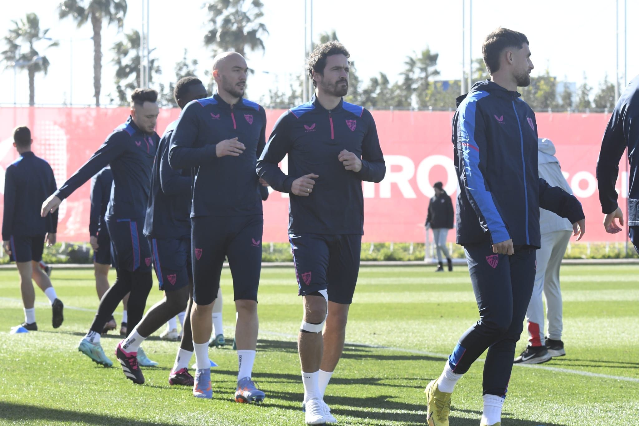  Januzaj y Ocampos, al principio y final de la fila, en el entrenamiento de este miércoles.