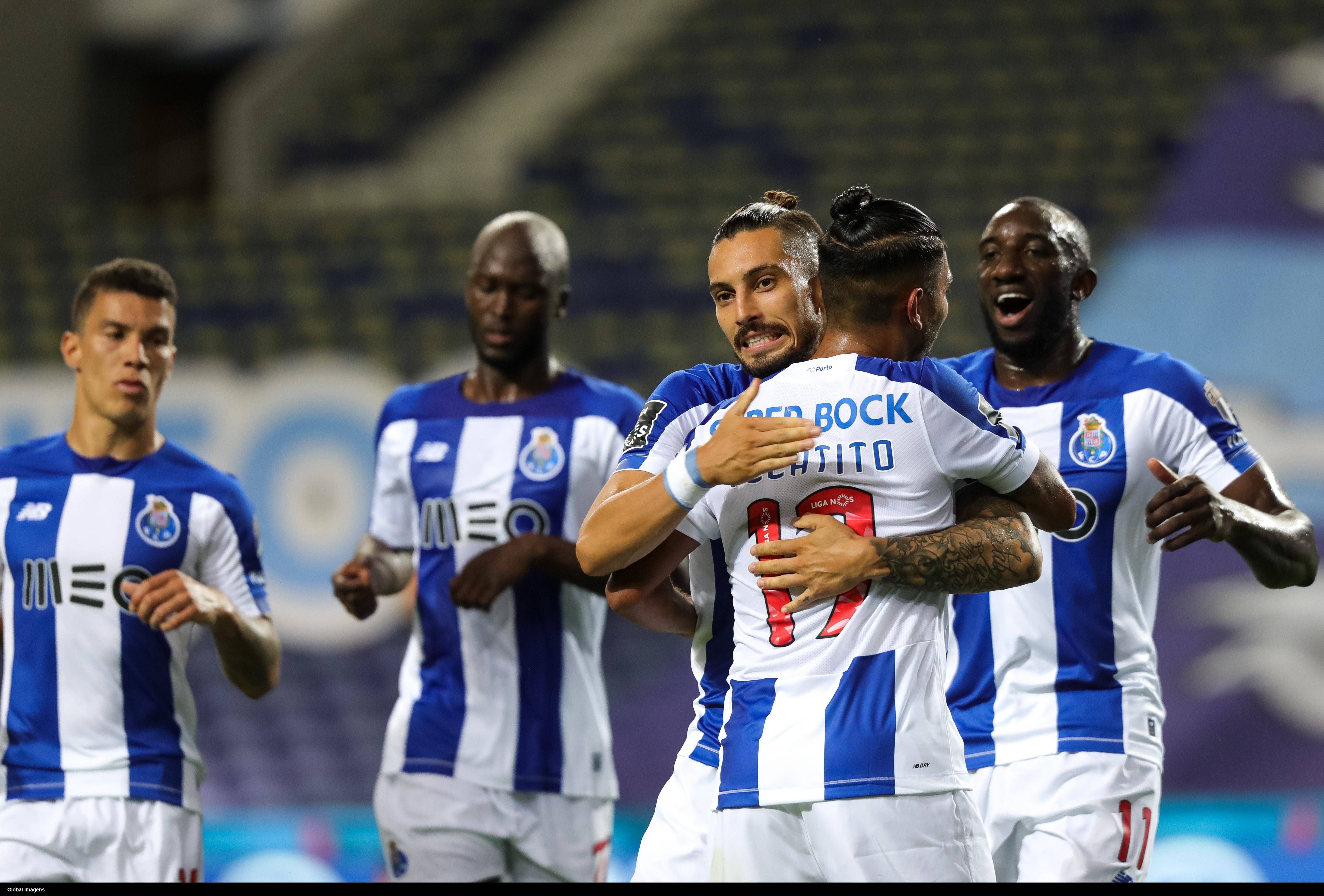 Tecatito Corona y Alex Telles celebran un gol con el Oporto.
