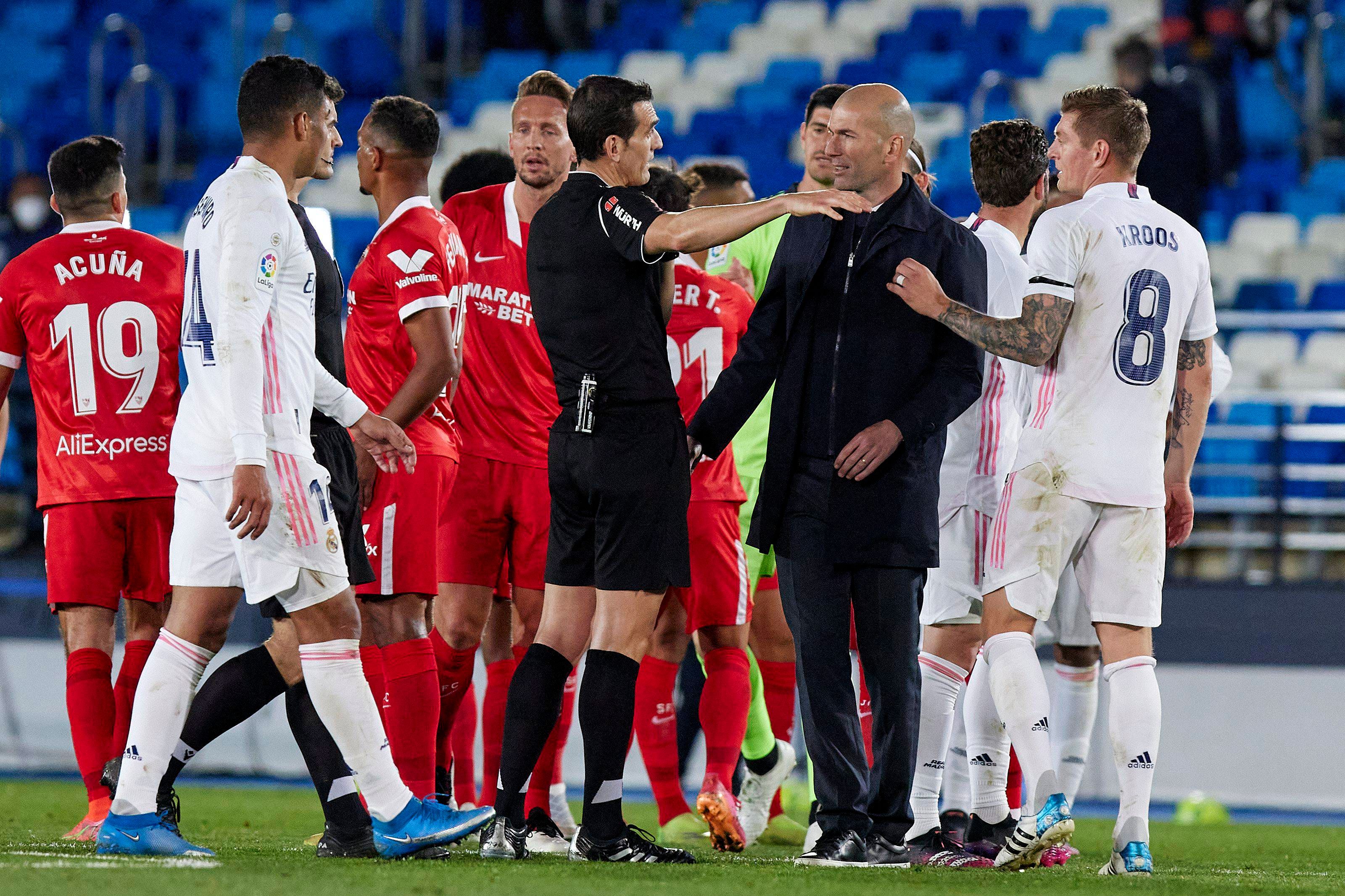  Martínez Munuera explica a Zidane por qué pitó el penalti de Militao.