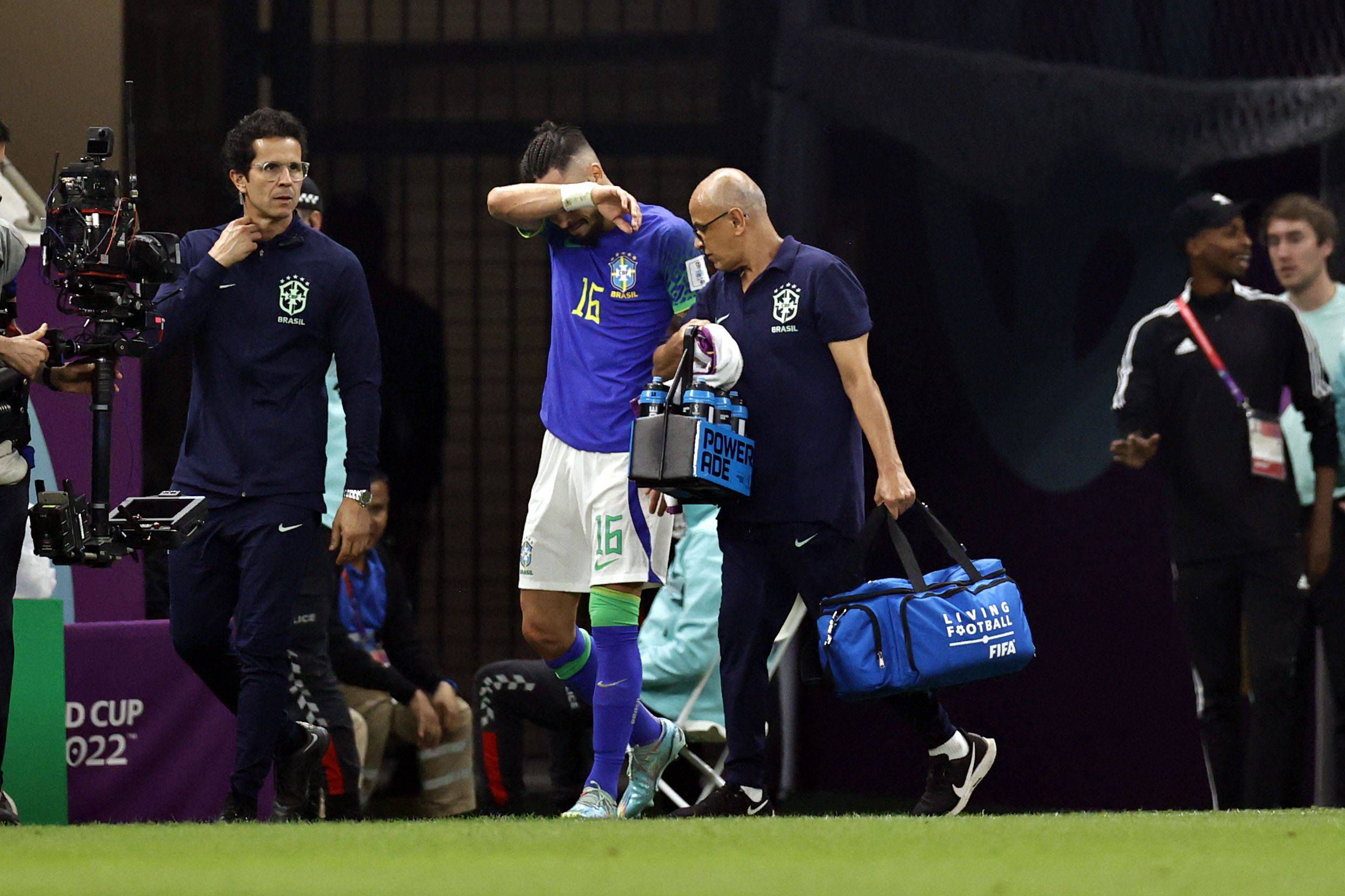 Alex Telles se retira lesionado del Camerún-Brasil.