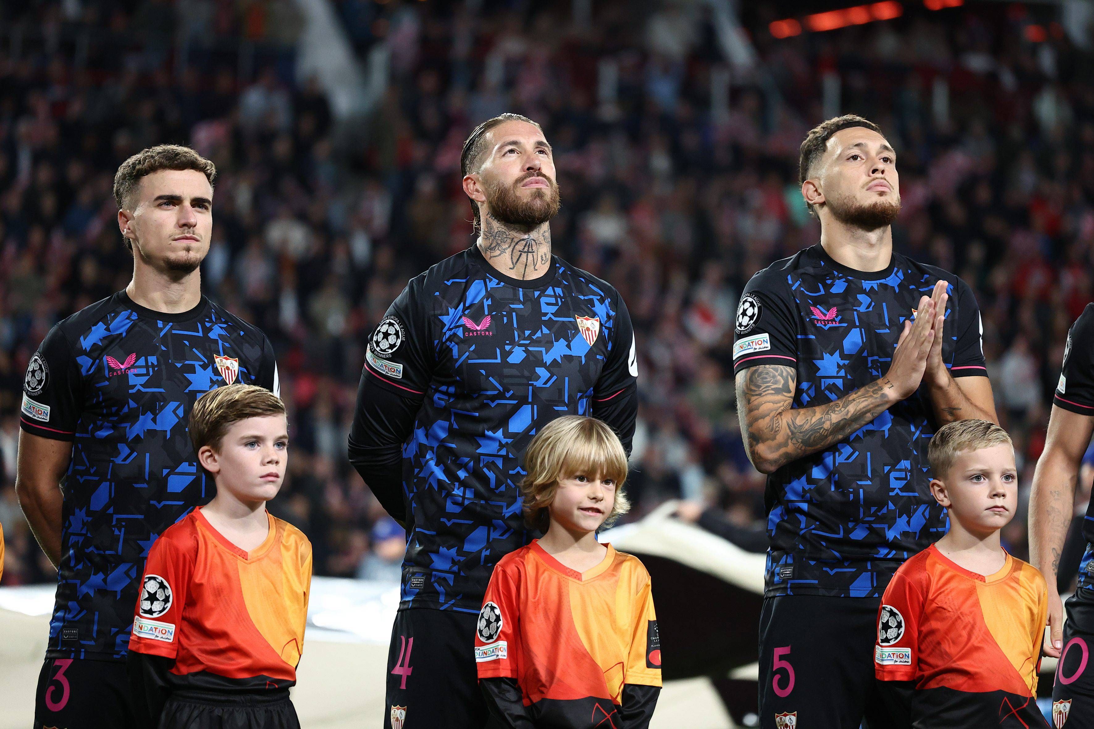 Pedrosa, Sergio Ramos y Ocampos, antes del partido.