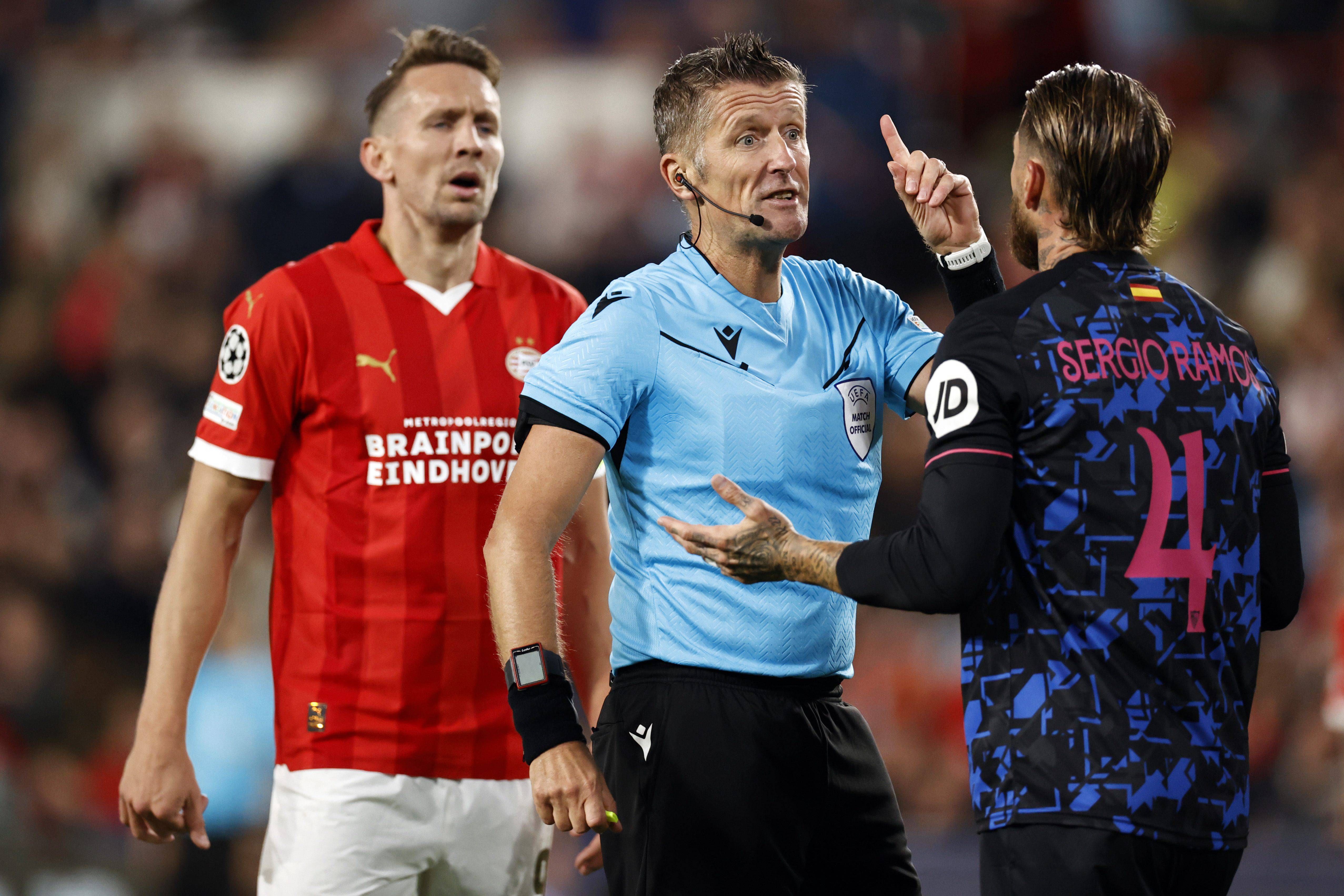  Ramos, protestándole a Orsato.