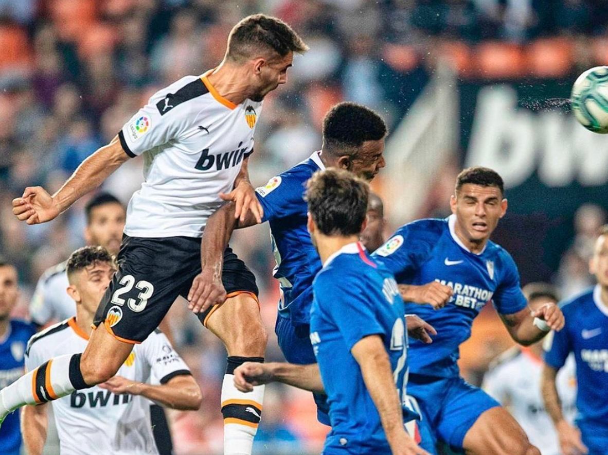 Sobrino marca de cabeza ante el Sevilla