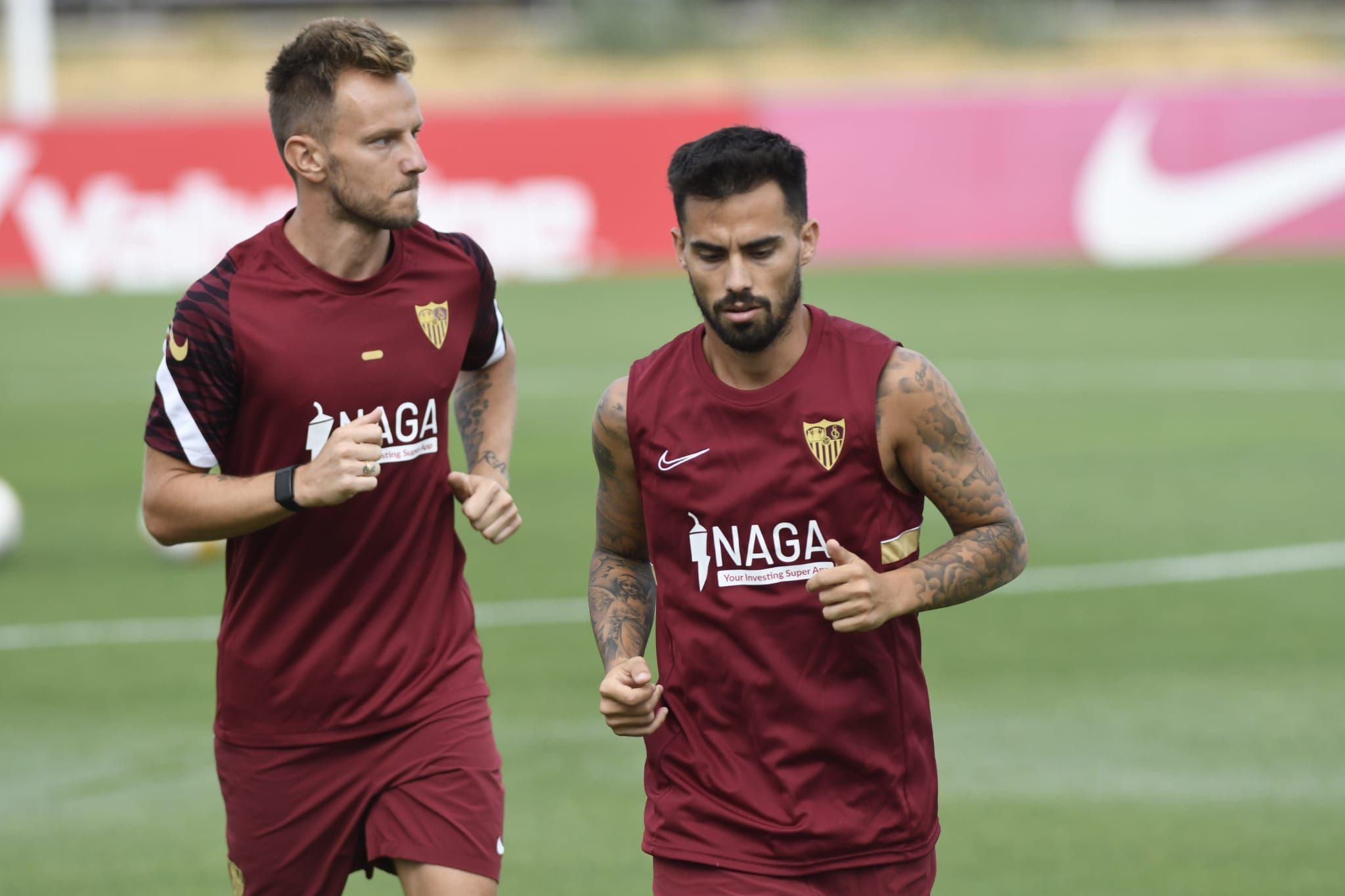  Suso y Rakitic en el entrenamiento.