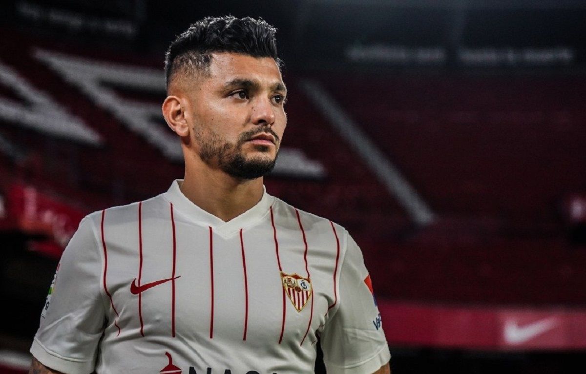  Tecatito Corona, con la camiseta del Sevilla.