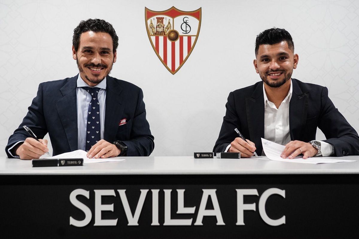 Tecatito firma su contrato con el Sevilla FC.