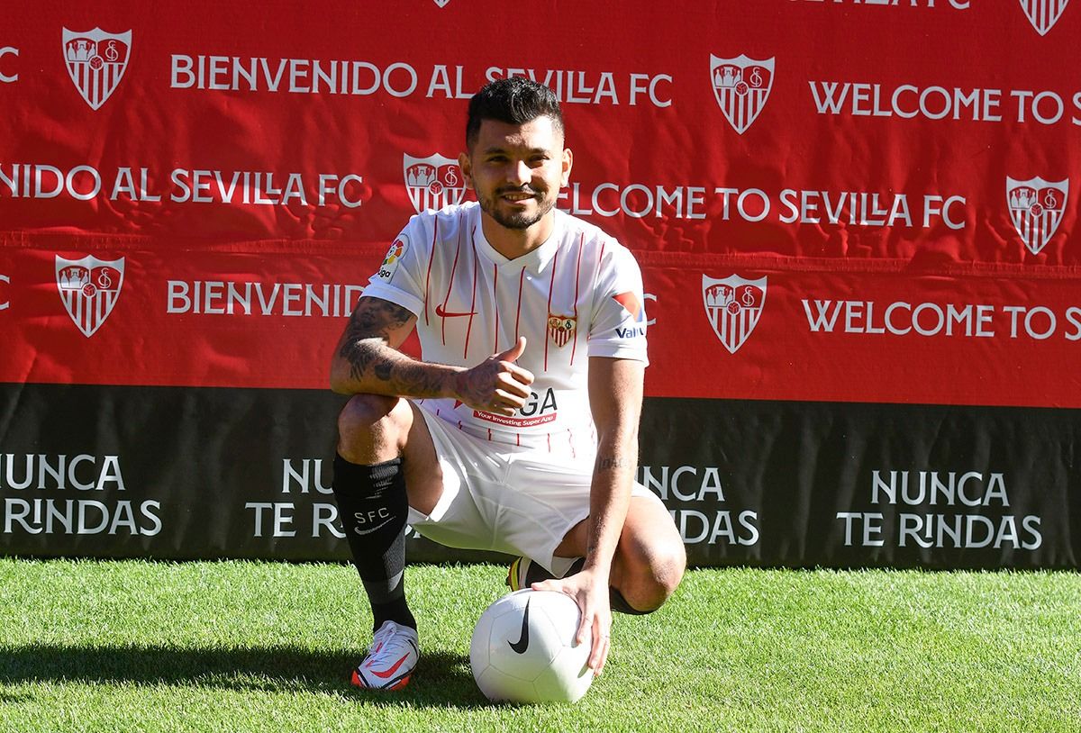  Tecatito Corona, en su presentación con el Sevilla.