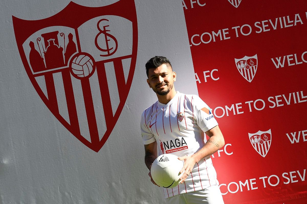 Tecatito Corona, en su presentación con el Sevilla.