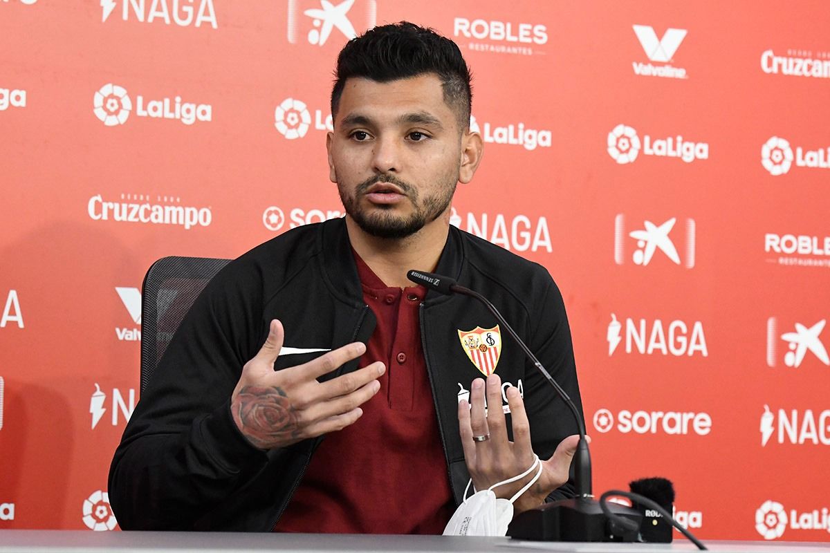  Tecatito Corona, en su presentación con el Sevilla FC.