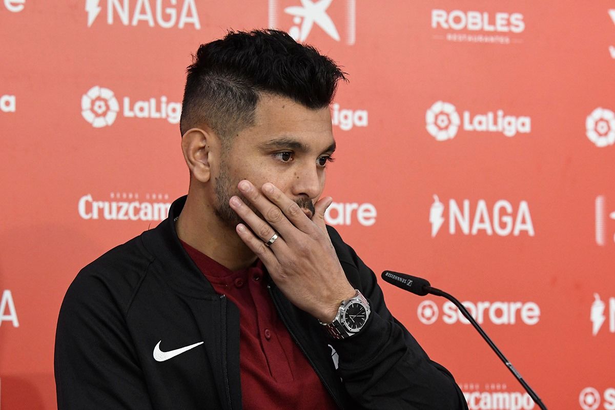  Tecatito Corona, en su presentación con el Sevilla FC.