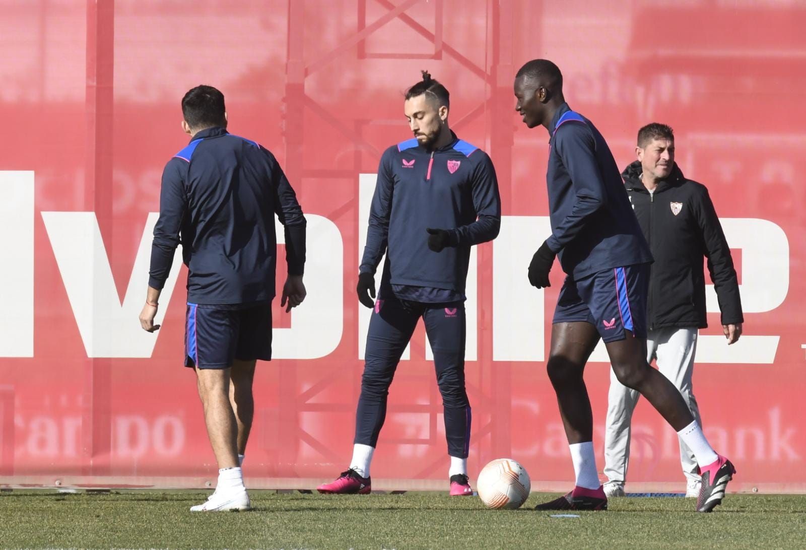  Telles, en el entrenamiento del Sevilla FC