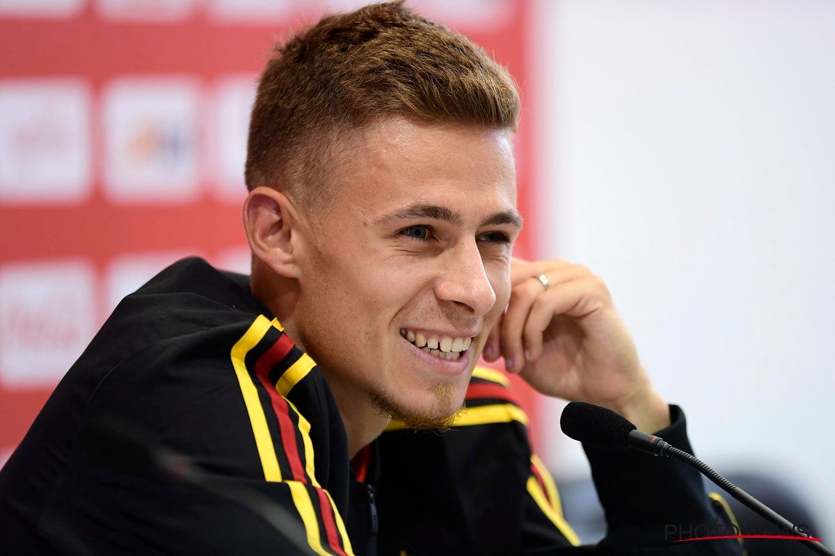  Thorgan Hazard en rueda de prensa con Bélgica