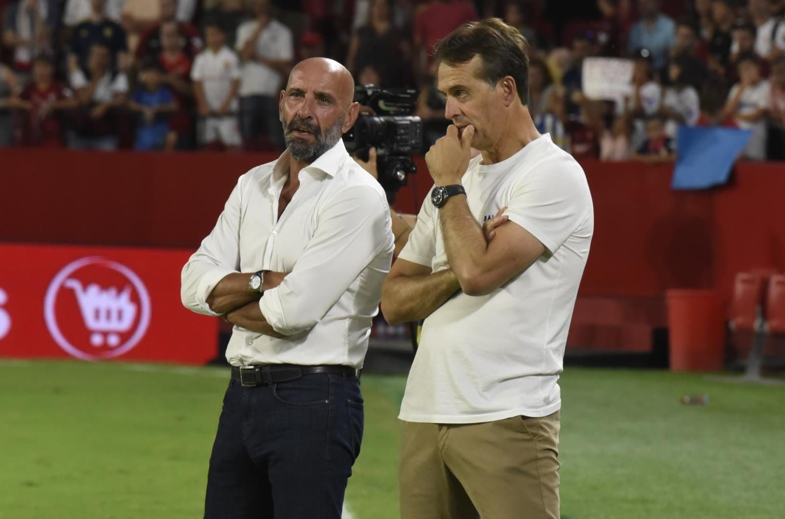 Monchi charla con Lopetegui tras la victoria del Sevilla en el Trofeo Antonio Puerta.