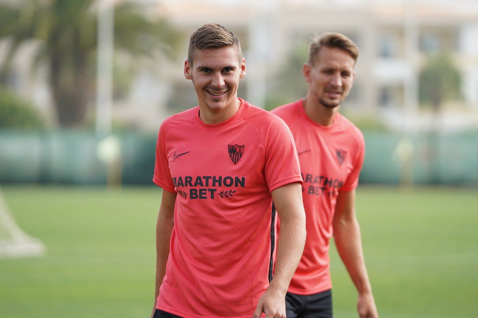 Wöber y De Jong, en el último entrenamiento en Lagos.