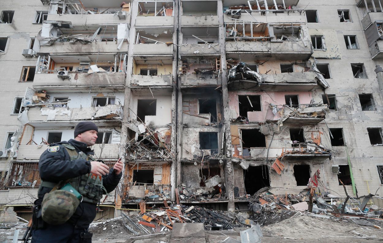  Un edificio asolado por las bombas