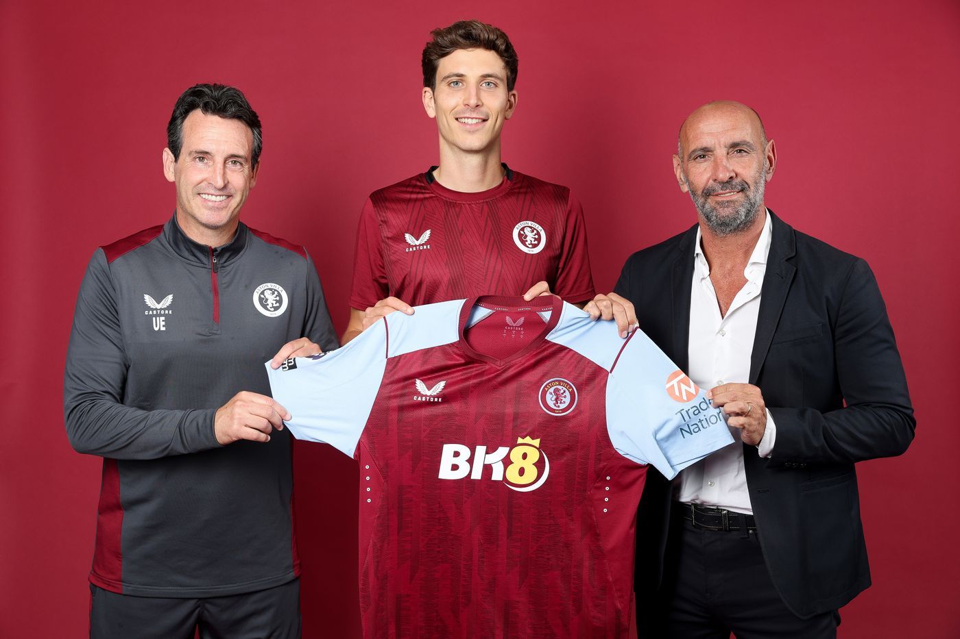  Unai Emery, Pau Torres y Monchi, posan con la camiseta del Aston Villa (@AVFCOfficial)