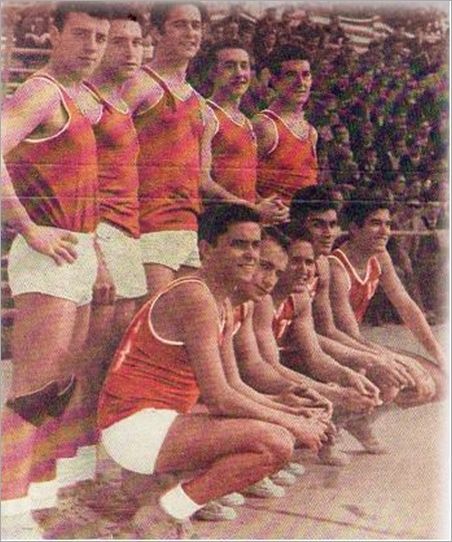  Única foto a color del Sevilla FC de baloncesto.
