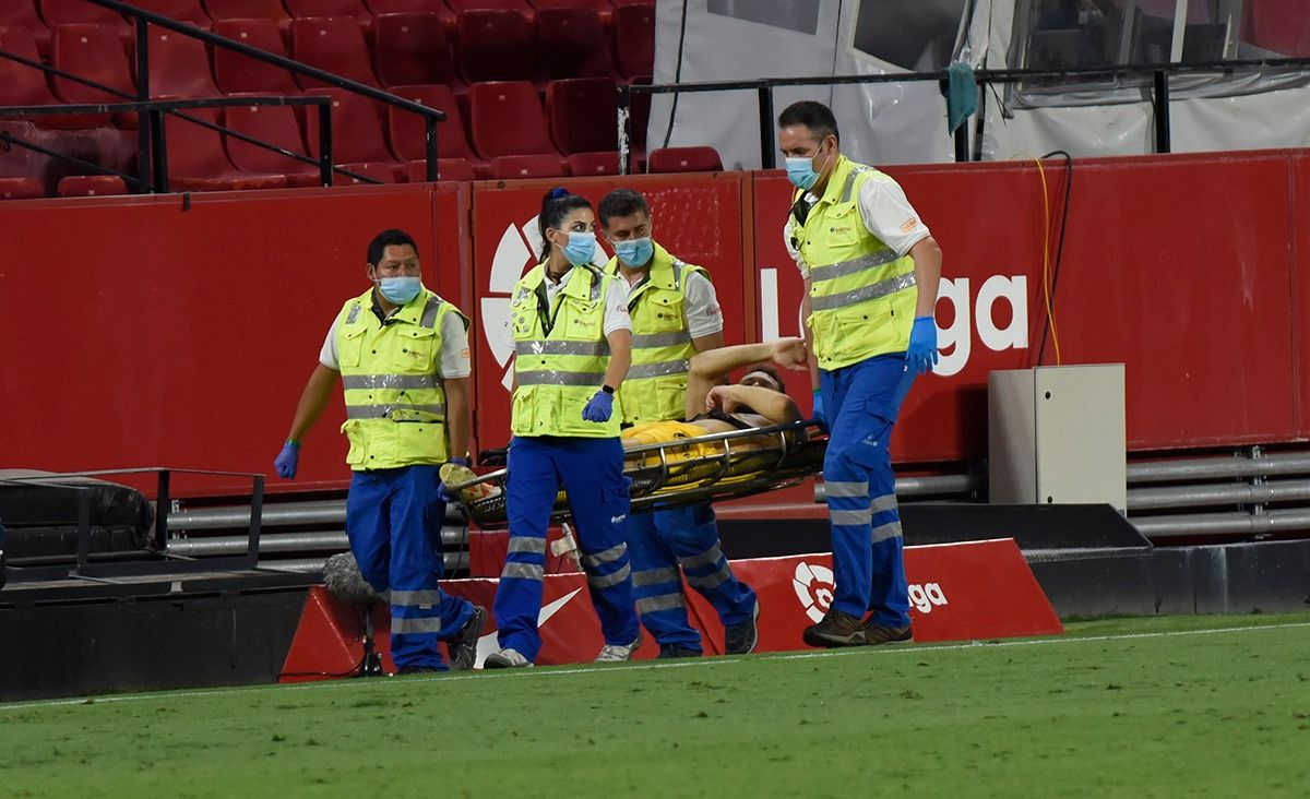 Vaclik saliendo en camilla en el último Sevilla-Éibar.
