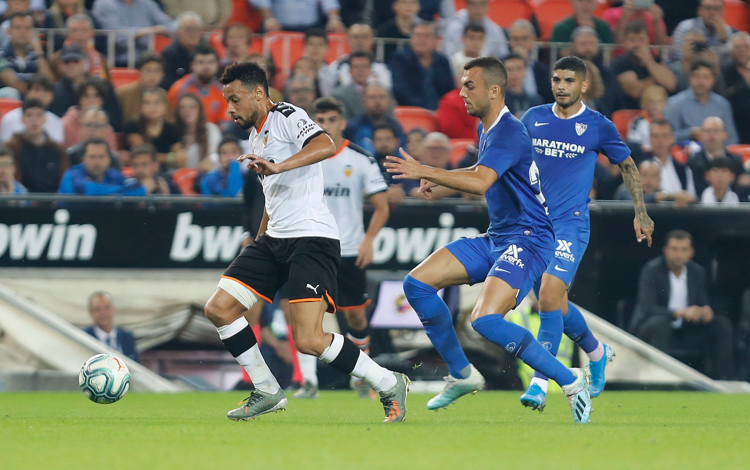  Joan Jordán, tras Coquelin, en el Valencia CF - Sevilla