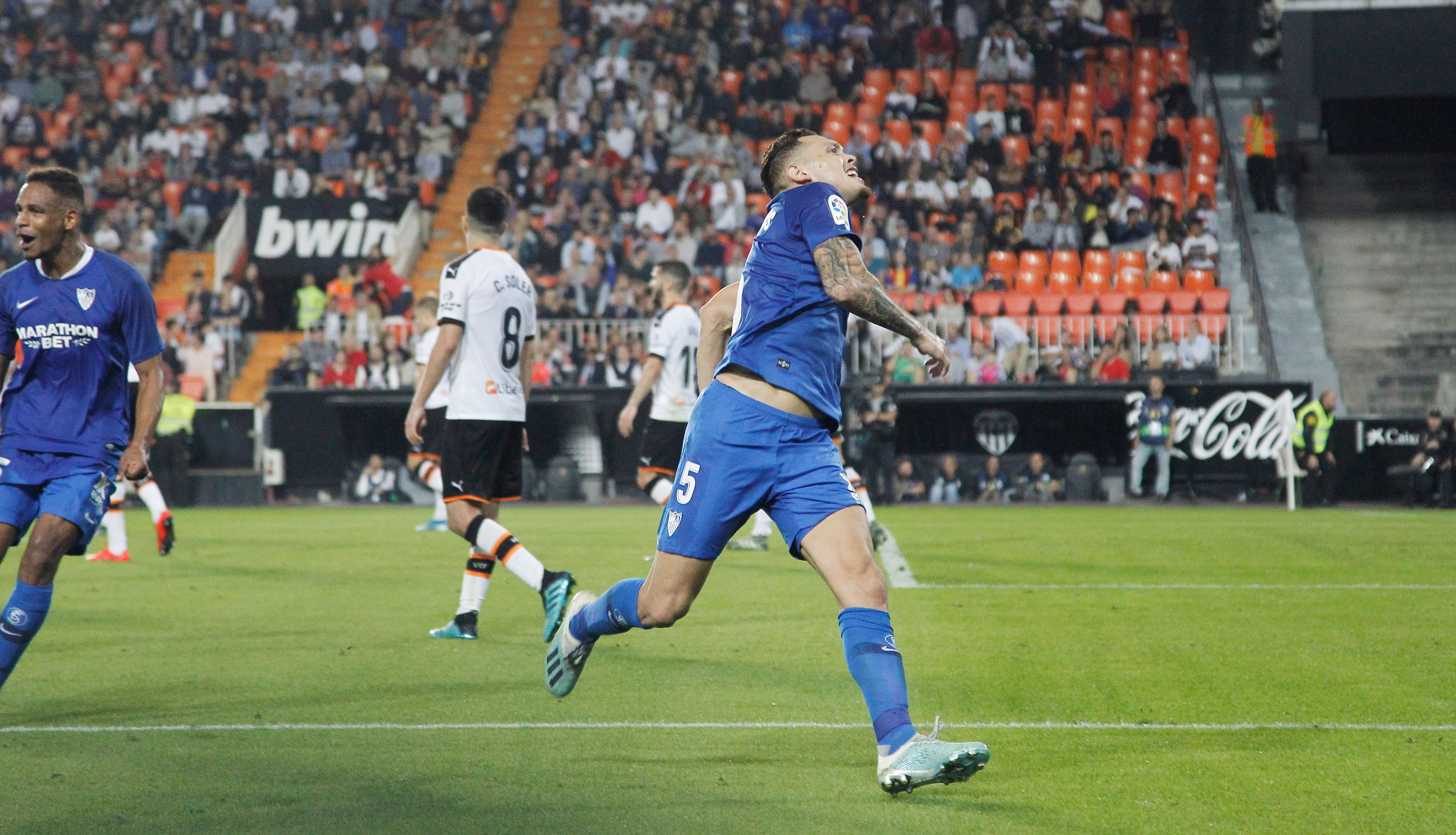 Ocampos celebra su gol en el Valencia-Sevilla.