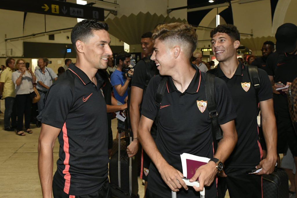  Pozo, junto a Jesús Navas, en el aeropuerto.