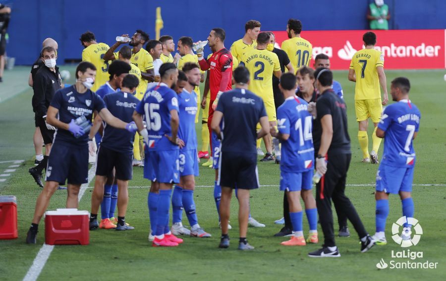  Lopetegui da instrucciones a sus jugadores en Villarreal.
