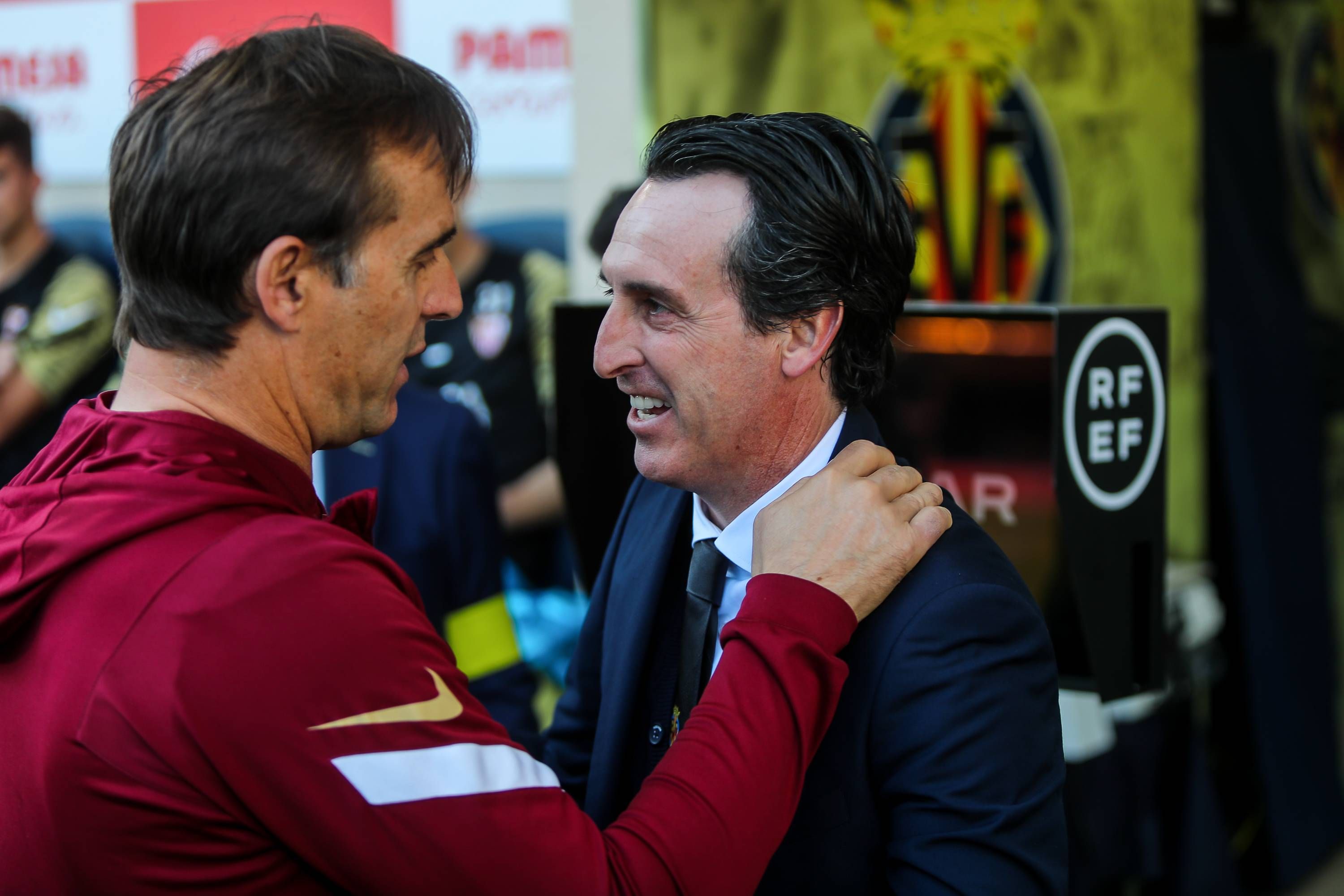  Lopetegui saluda a Unai Emery, en el Villarreal-Sevilla.
