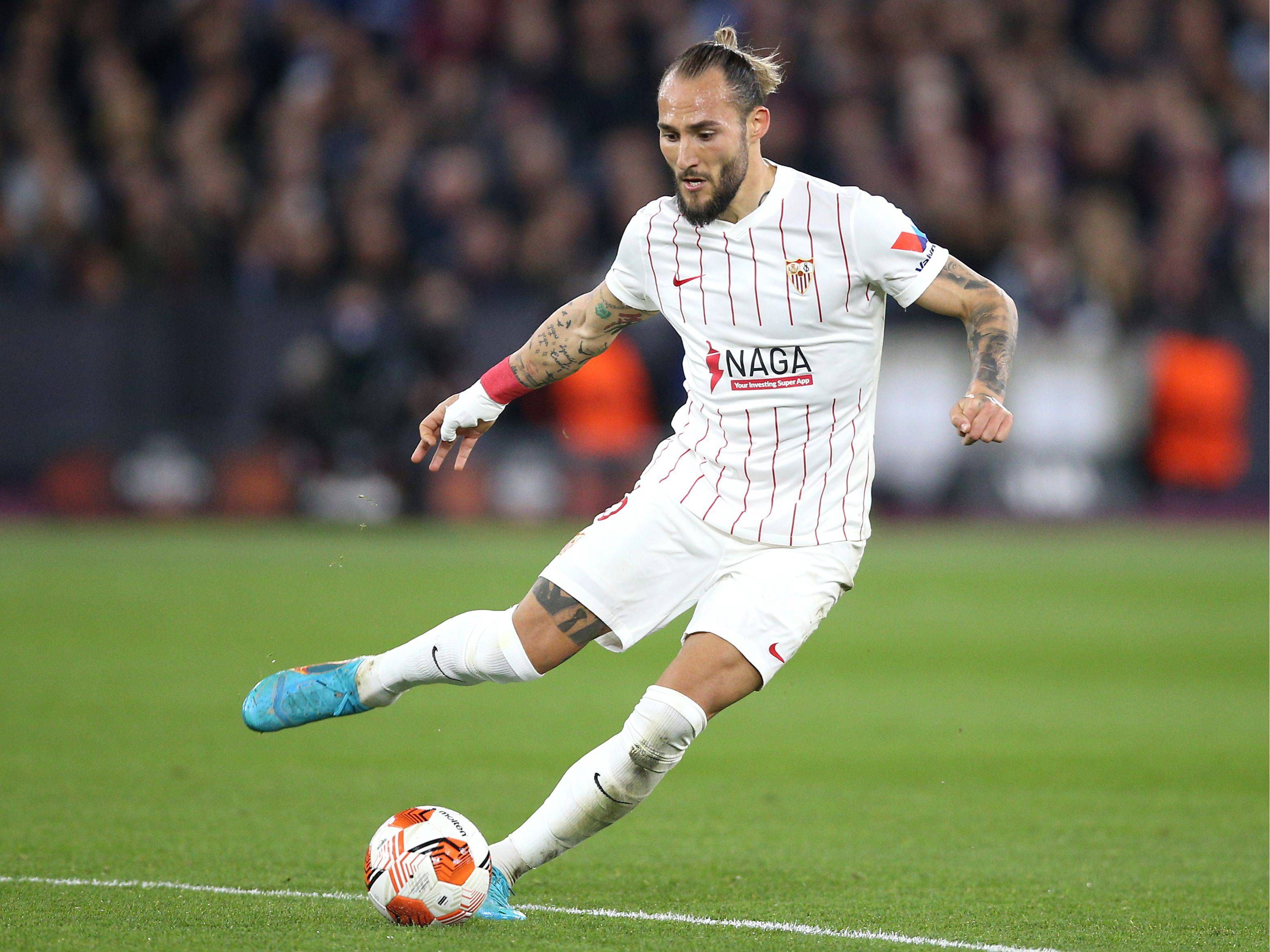 Gudelj, jugando ante el West Ham en Londres (Foto Cordon Press).
