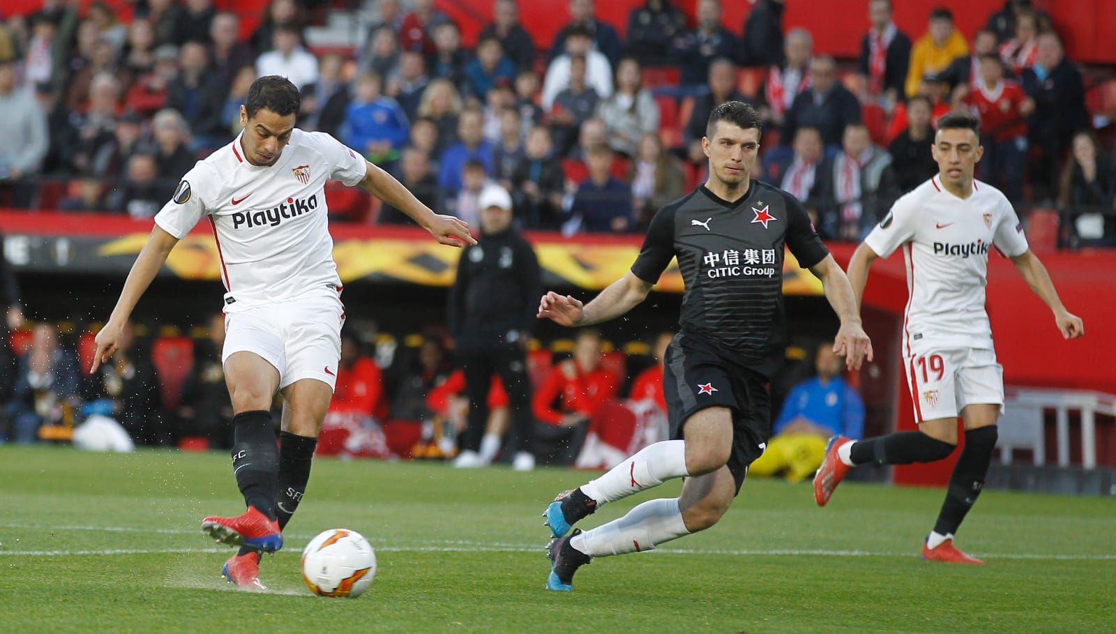  Ben Yedder chuta para anotar el 1-0 ante el Slavia.