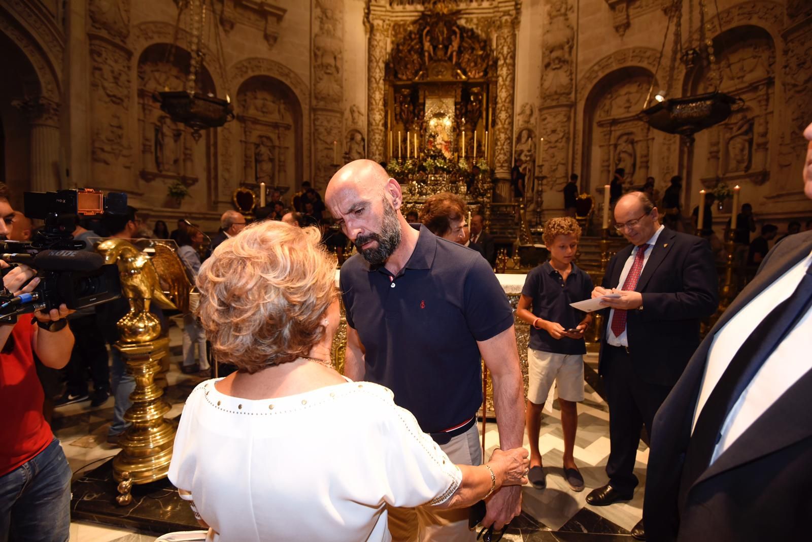 Monchi, en la ofrenda floral del Sevilla.