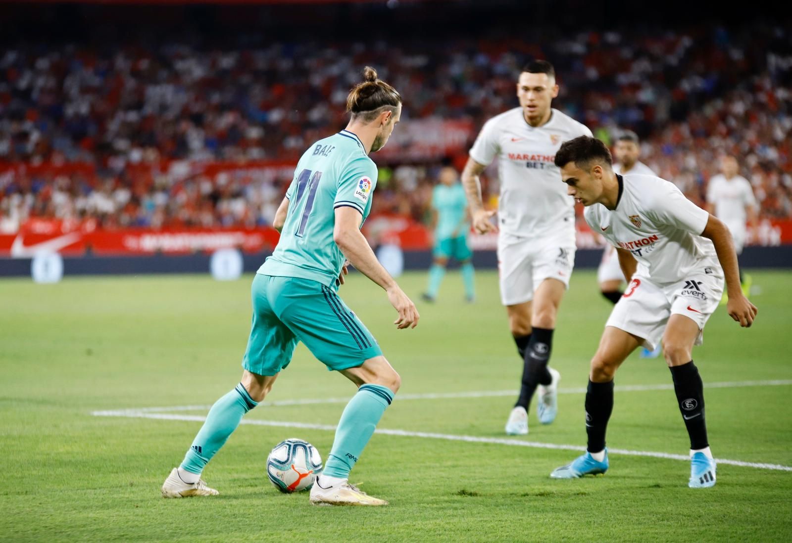  Bale intenta driblar a Reguilón, uno de los fichajes de verano.
