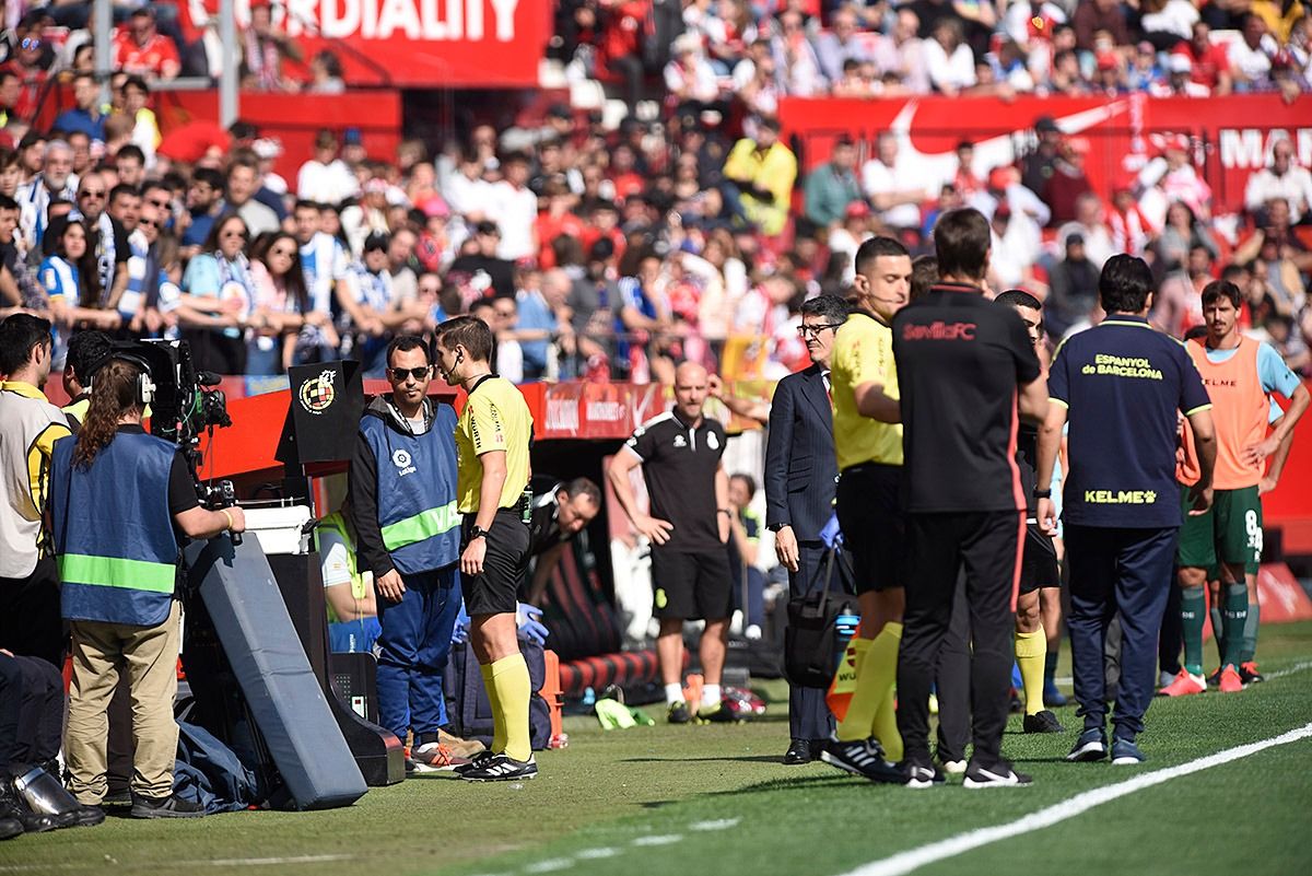  Cordero Vega consulta el monitor del VAR en el Sevilla-Espanyol.