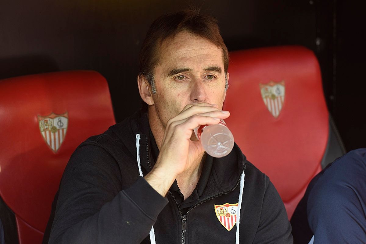  Julen Lopetegui, en el banquillo del Ramón Sánchez-Pizjuán.