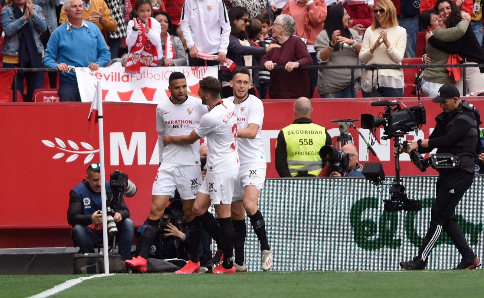 En-Nesyri, Ocampos y Sergio Gómez celebran el primer gol del Sevilla..