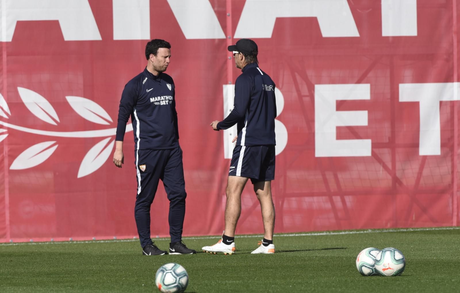  Juan José Jiménez, que regresa a los servicios médicos del Sevilla, habla con Lopetegui.