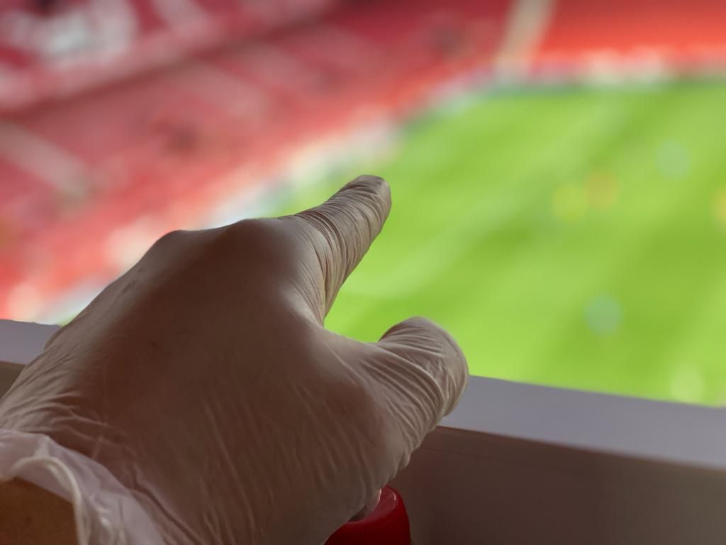 Guantes dentro del Ramón Sánchez Pizjuán en el Sevilla-Betis de la reanudación de LaLiga.