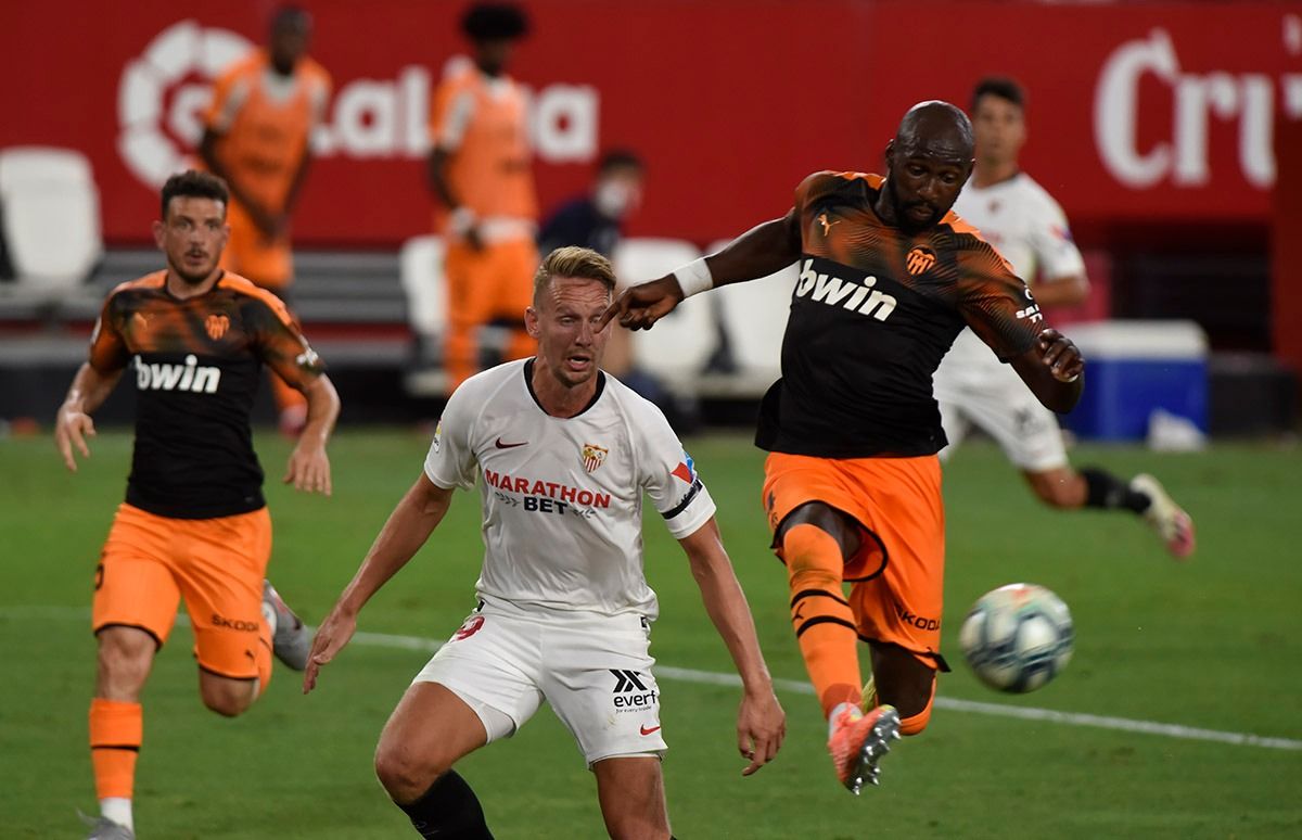  De Jong pelea la posesión de la pelota con Mangala..