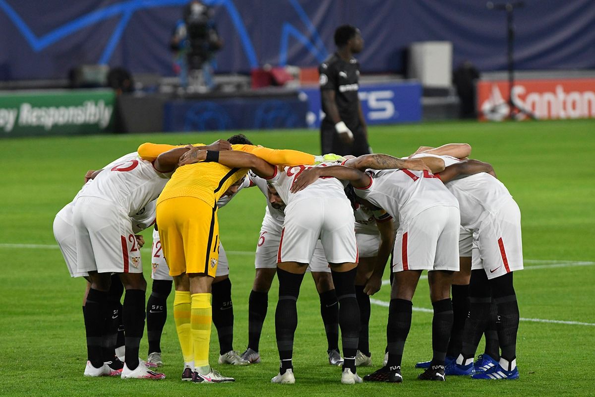  El Sevilla se conjura antes del partido ante el Rennes.