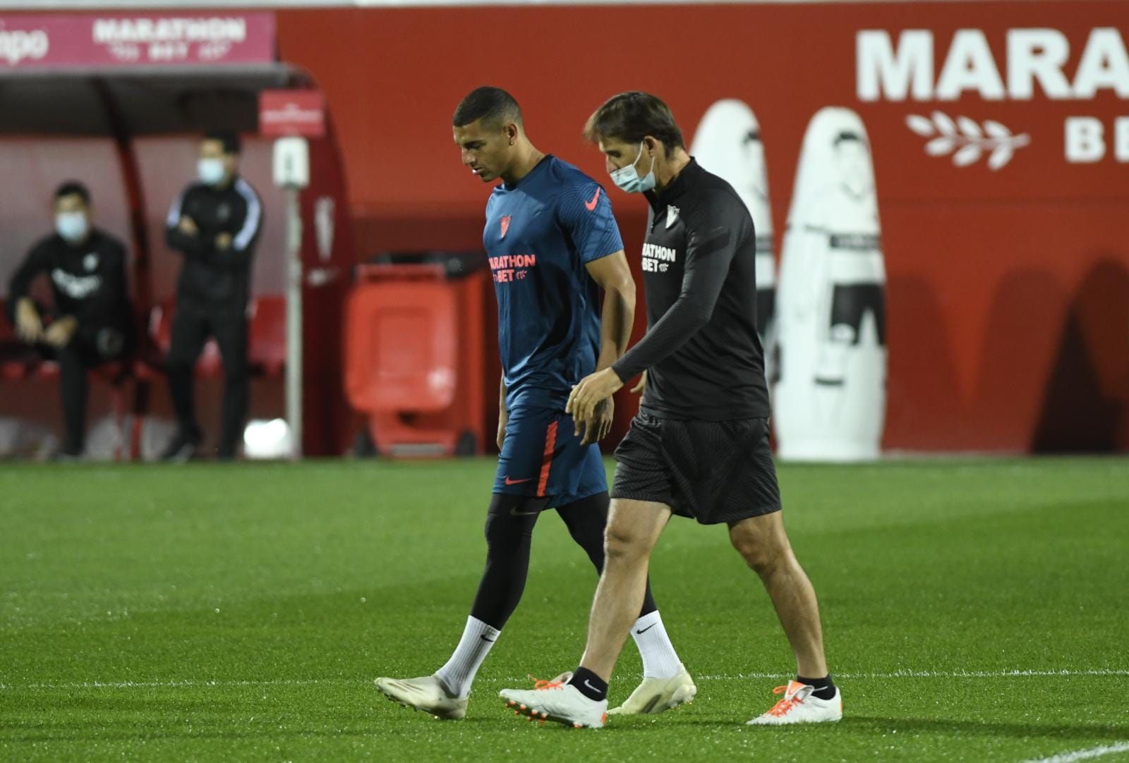 Diego Carlos charla con Lopetegui en un entrenamiento.