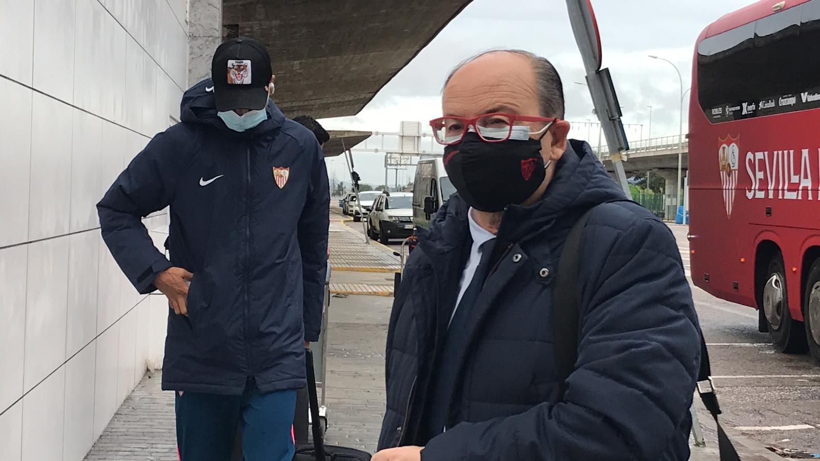 José Castro, partiendo con el Sevilla FC hacia Rennes.