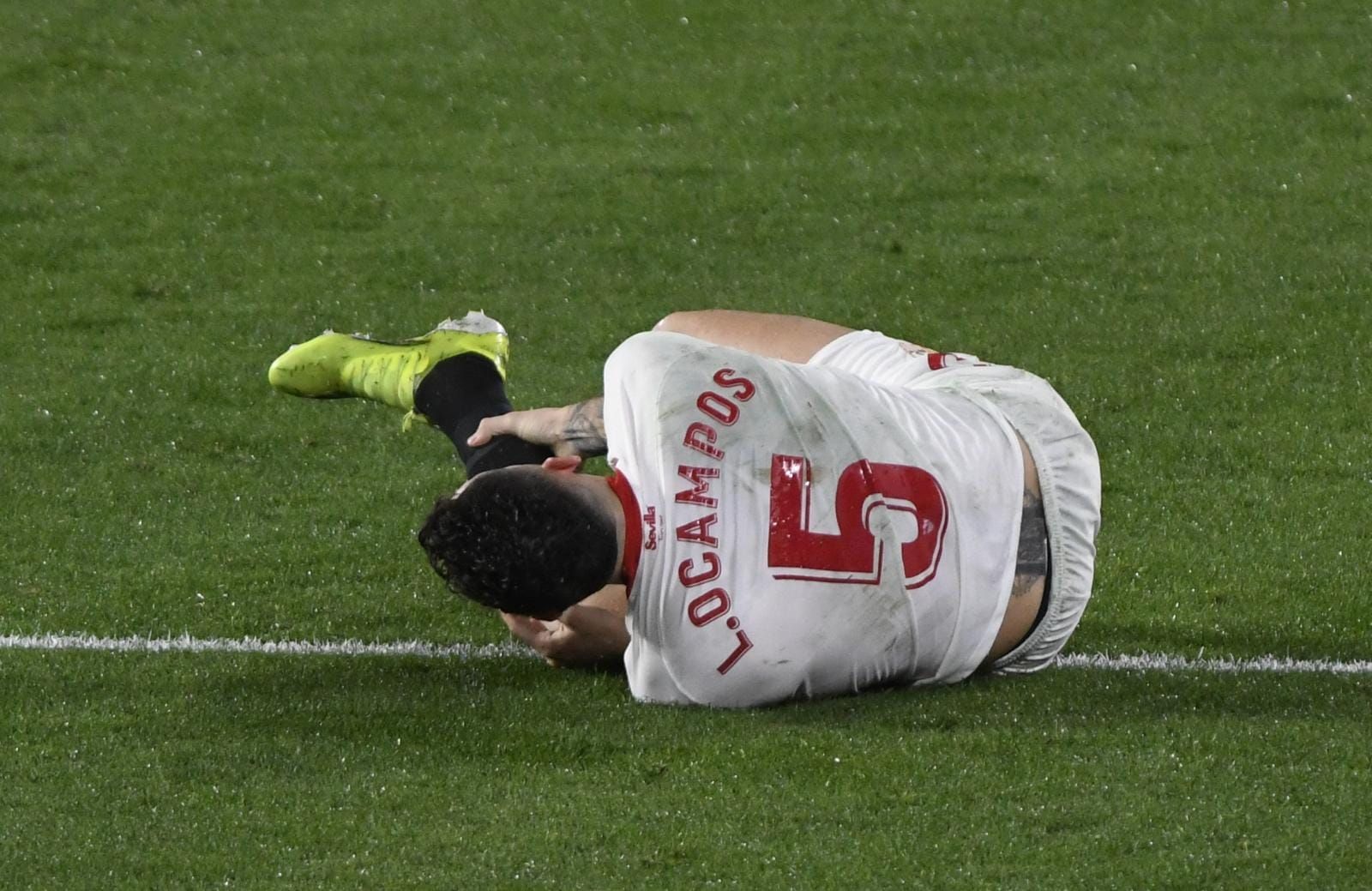 Lucas Ocampos se retuerce de dolor tras la entrada de Djené