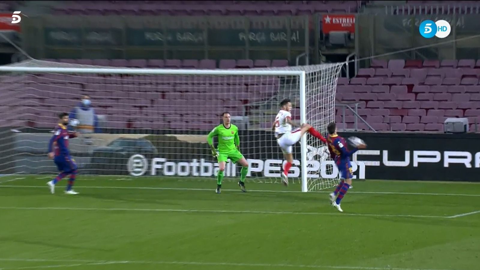  Lenglet, en la jugada polémica en la que no señaló nada Sánchez Martínez.