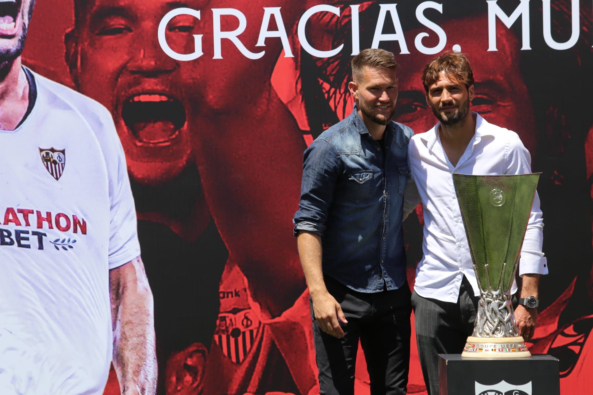  Franco Vázquez y Tomas Vaclik, en su despedida del Sevilla.