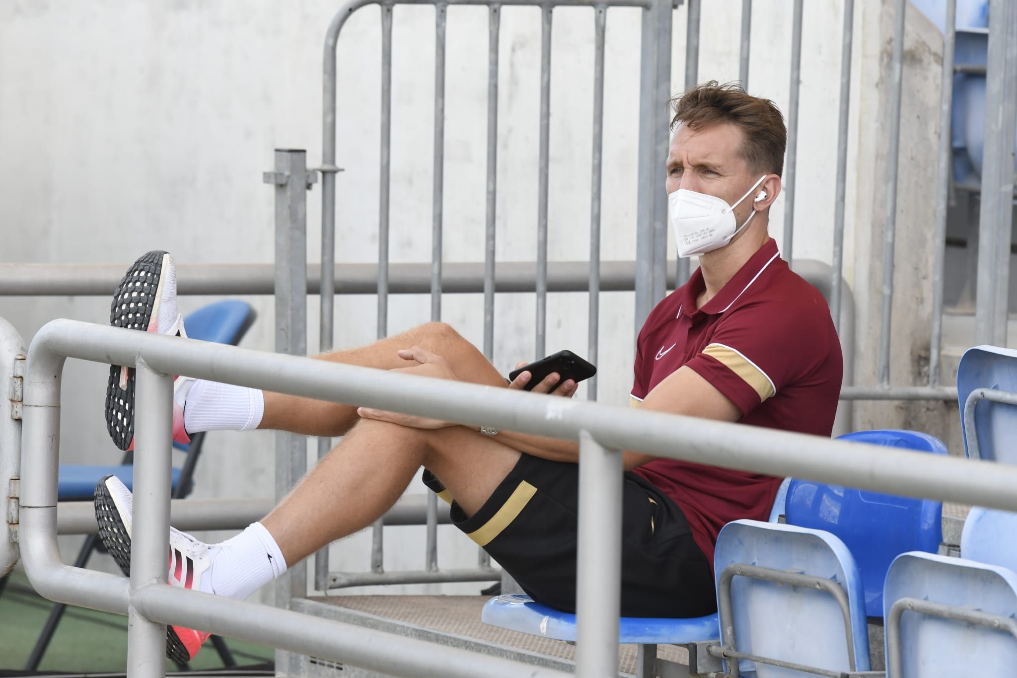  De Jong, en la grada del Estadio del Algarve durante la pretemporada del Sevilla.