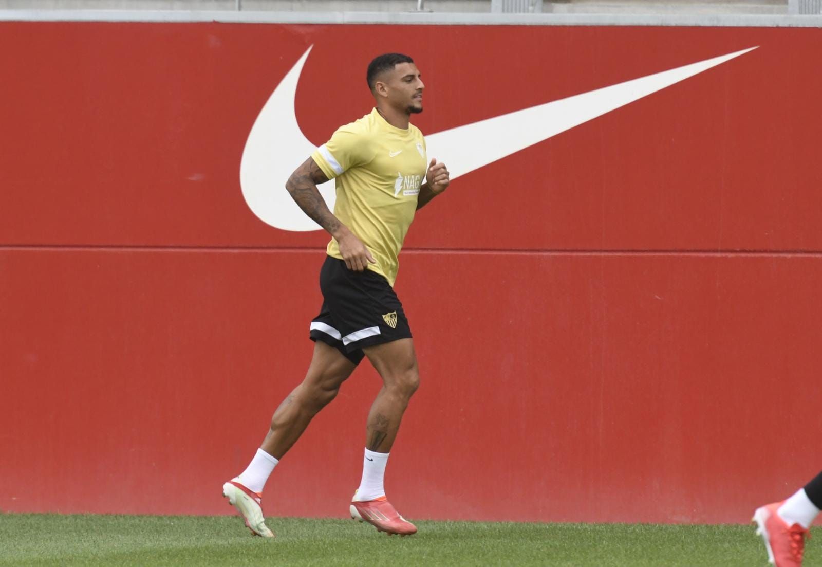 Diego Carlos, en un entrenamiento de la presente temporada.