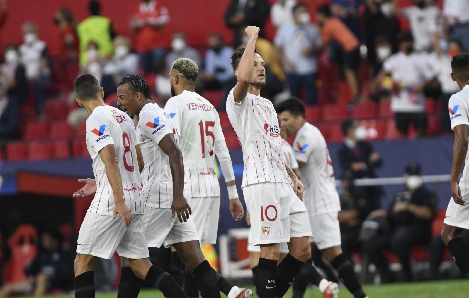 Rakitic celebra su gol de penalti ante el Salzburgo.