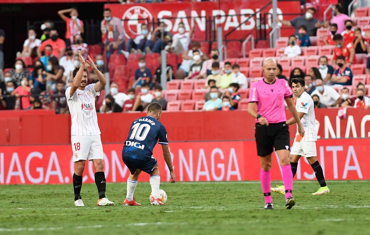  Delaney aplaude a González Fuertes en el Sevilla-Espanyol de septiembre.