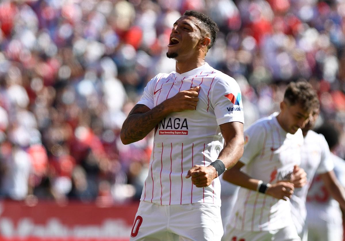  Diego Carlos celebra su gol ante el Levante.